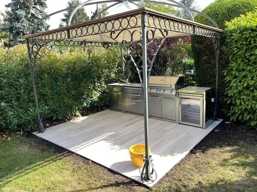 Carrelage au sol type pierre naturelle dans une cuisine d&rsquo;extérieur_Villa_Cartigny