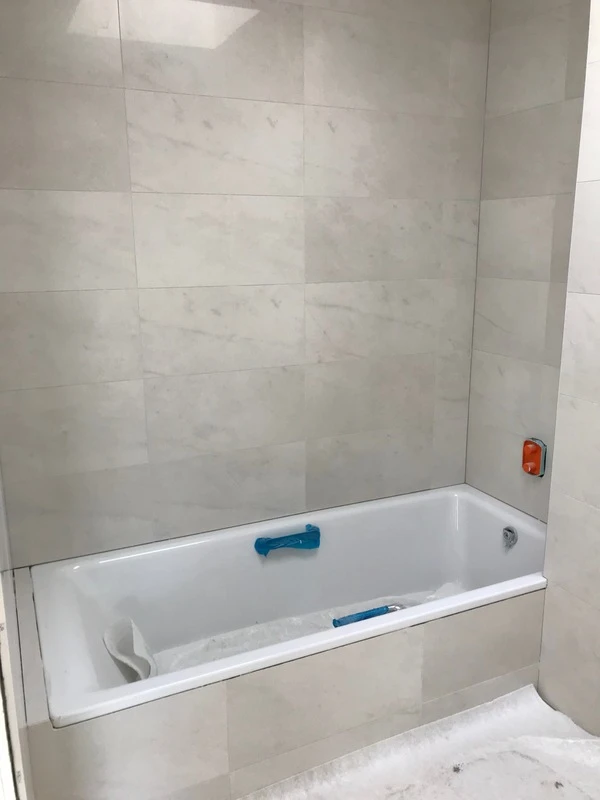 Carrelage et faïence salle de bain avec baignoire