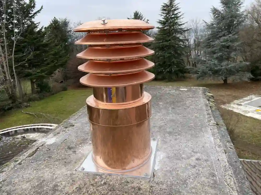 Chapeau à lamelles cuivre raccorder au massif_Corsier