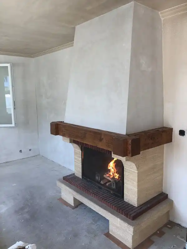 Cheminée avec socle en pierre et poutre en bois_Versoix