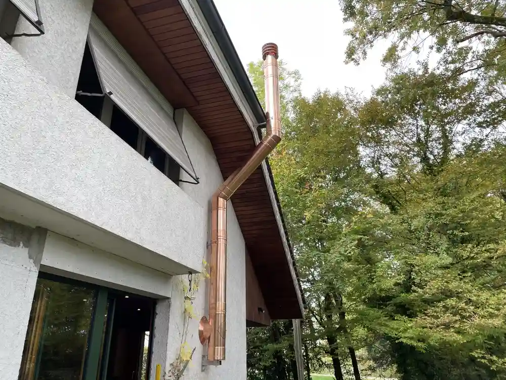 Conduit de fumée en cuivre sur façade villa_Conches