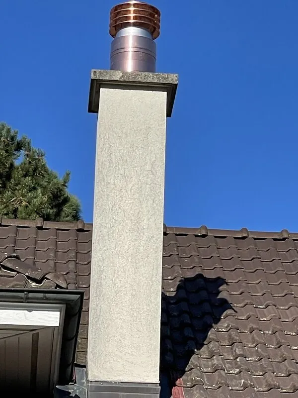 Conduit de fumée en toiture avec cape à lamelles en cuivre_Tannay