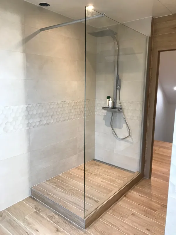 Douche à l&rsquo;italienne avec carrelage imitation bois et faïence