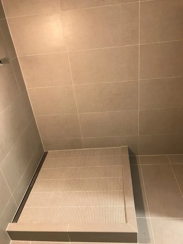 Douche italienne avec carrelage_Villa