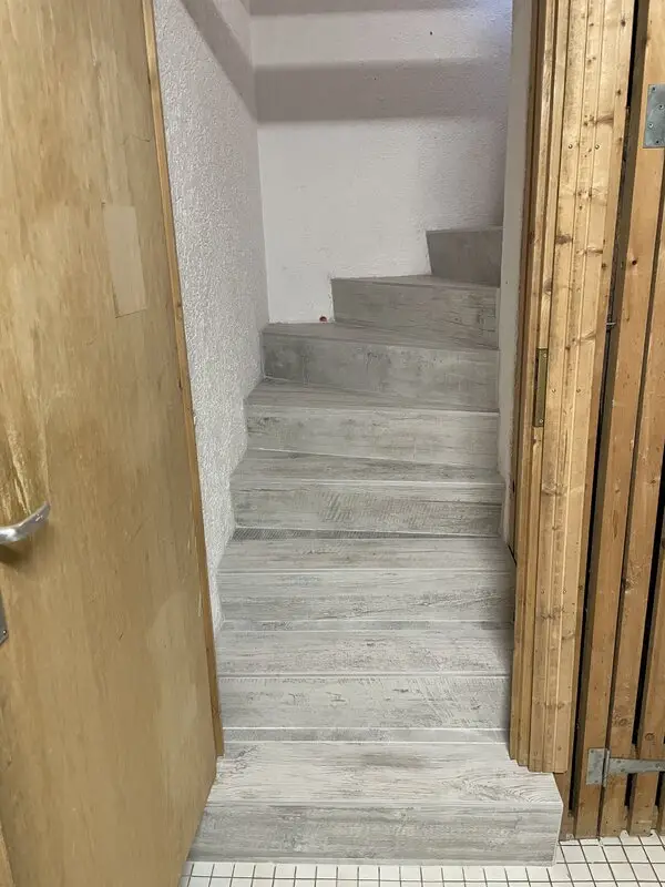 Escalier avec finition carrelage imitation bois