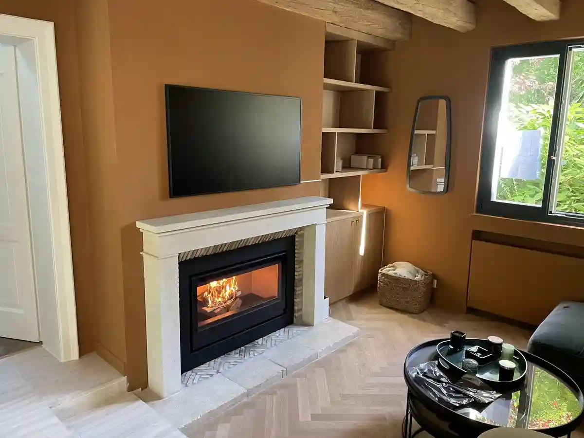 Insert Rocal 1 face avec ventilateur_entourage et plaque foyer en pierre_Vessy