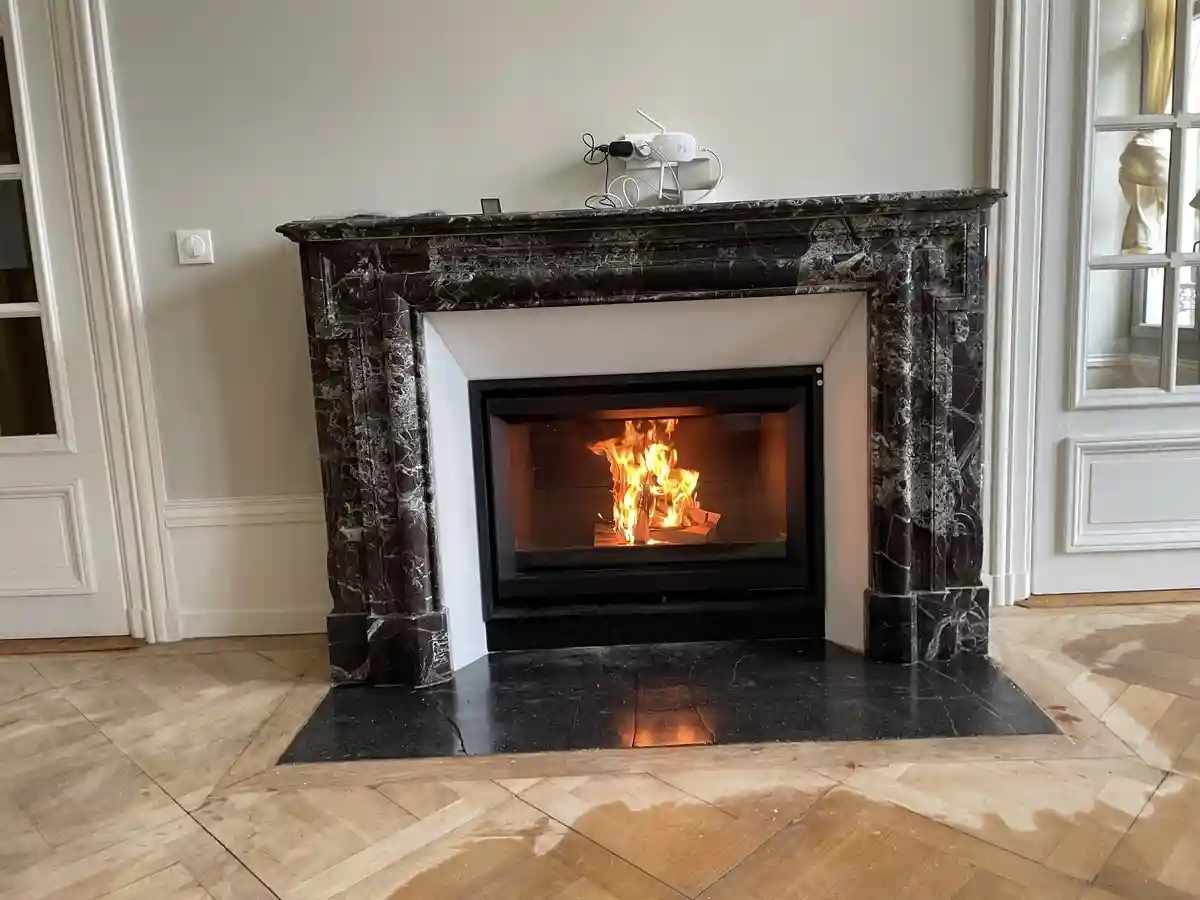Insert avec entourage et plaque foyer en marbre