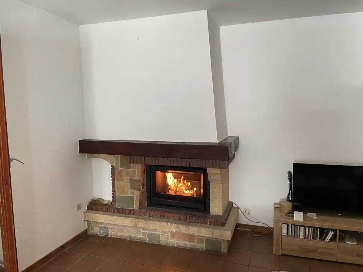Insert_cheminée en pierre avec poutre en bois
