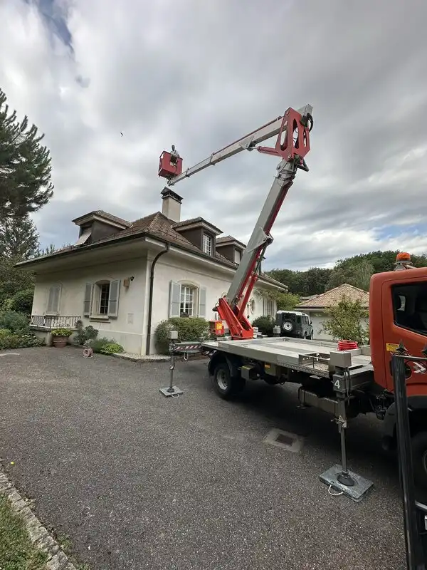 Percement chapeau en maçonnerie pour un conduit de fumée à l&rsquo;aide d&rsquo;une nacelle