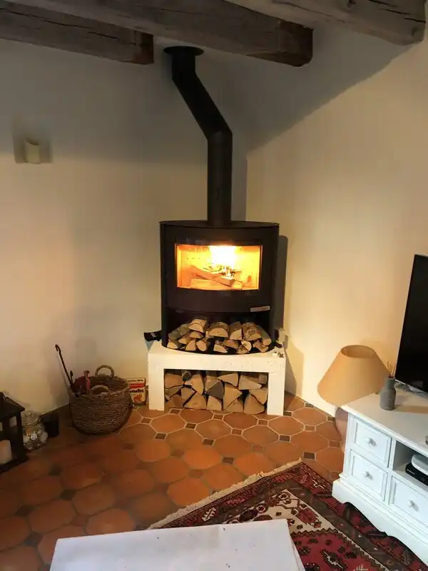 Petit poêle à bois avec niche_Laconnex