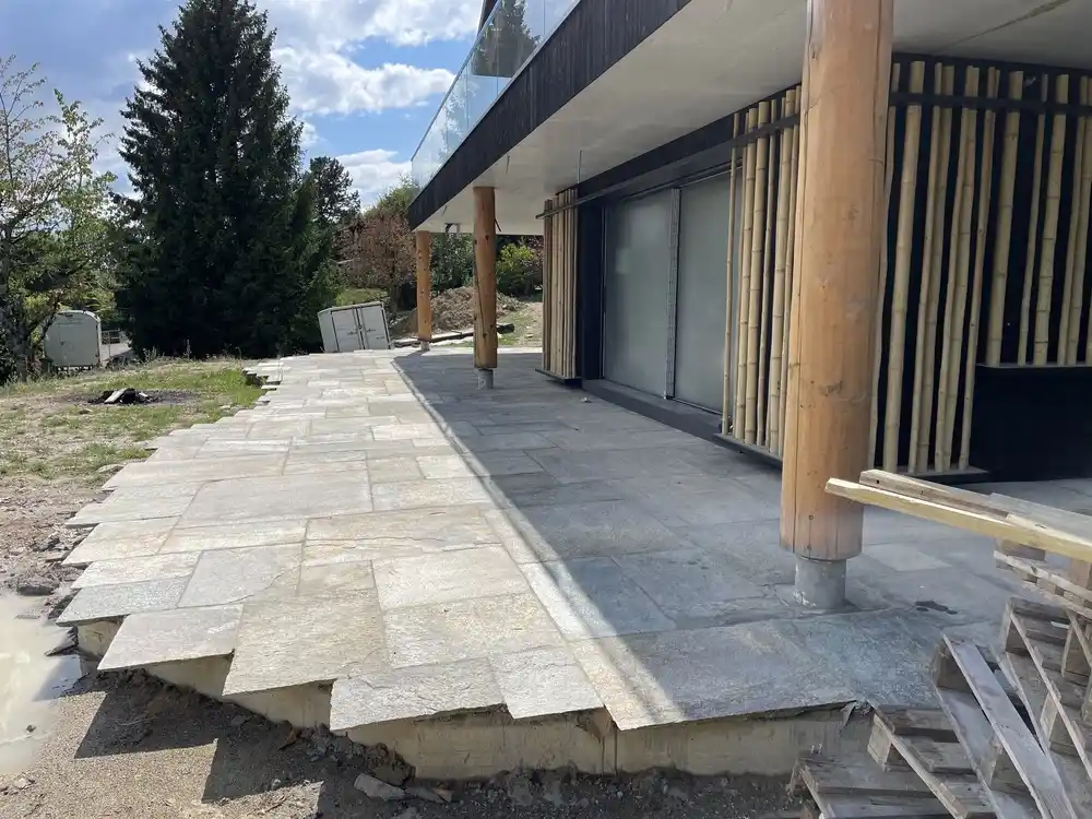 Pierre naturelle au sol_extérieur_Villa_Arzier