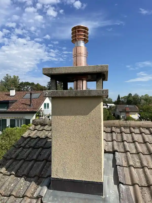 Raccord du conduit de fumée cuivre dans le massif_Villa