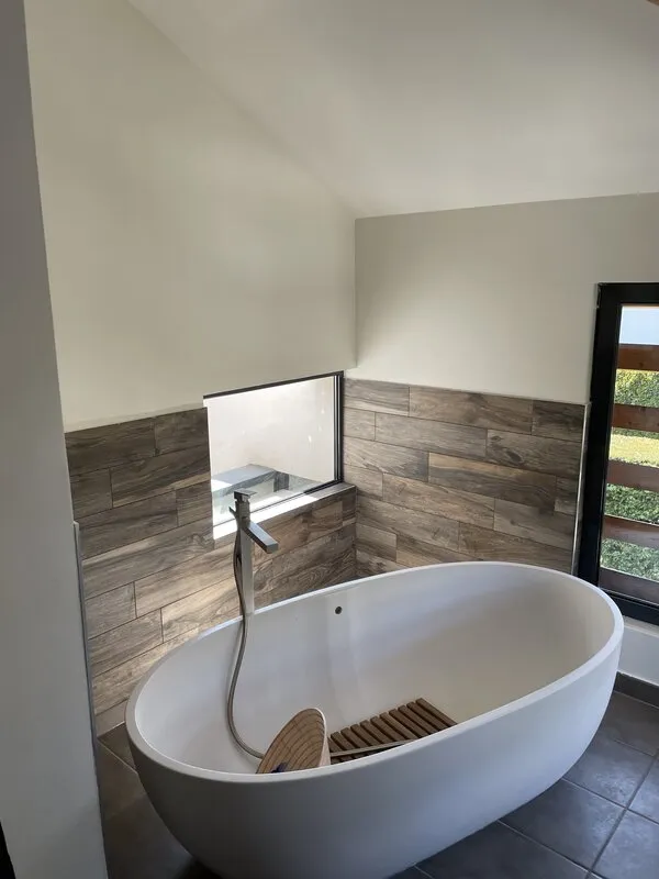 Salle de bain avec carrelage et faïence imitation bois