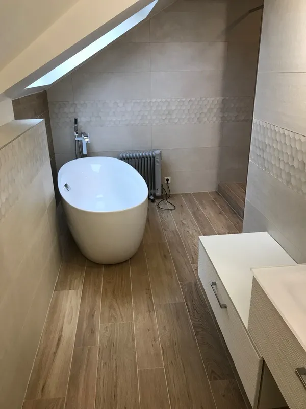 Salle de bain avec carrelage imitation bois