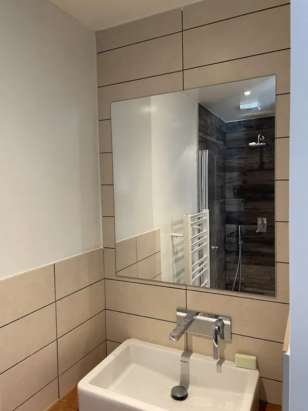Salle de douche avec faïence_Villa