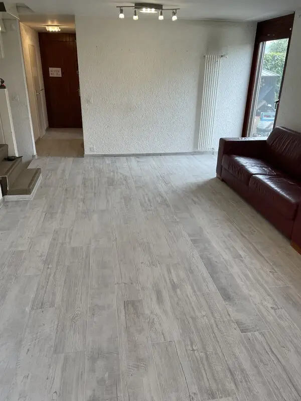 Salon avec carrelage imitation bois_Villa