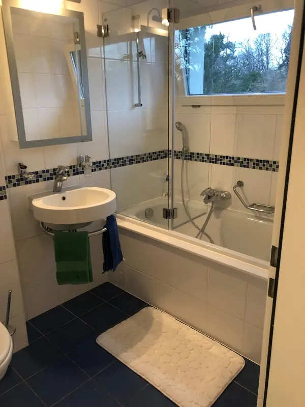 Tablette en pierre sur le rebord baignoire_Villa