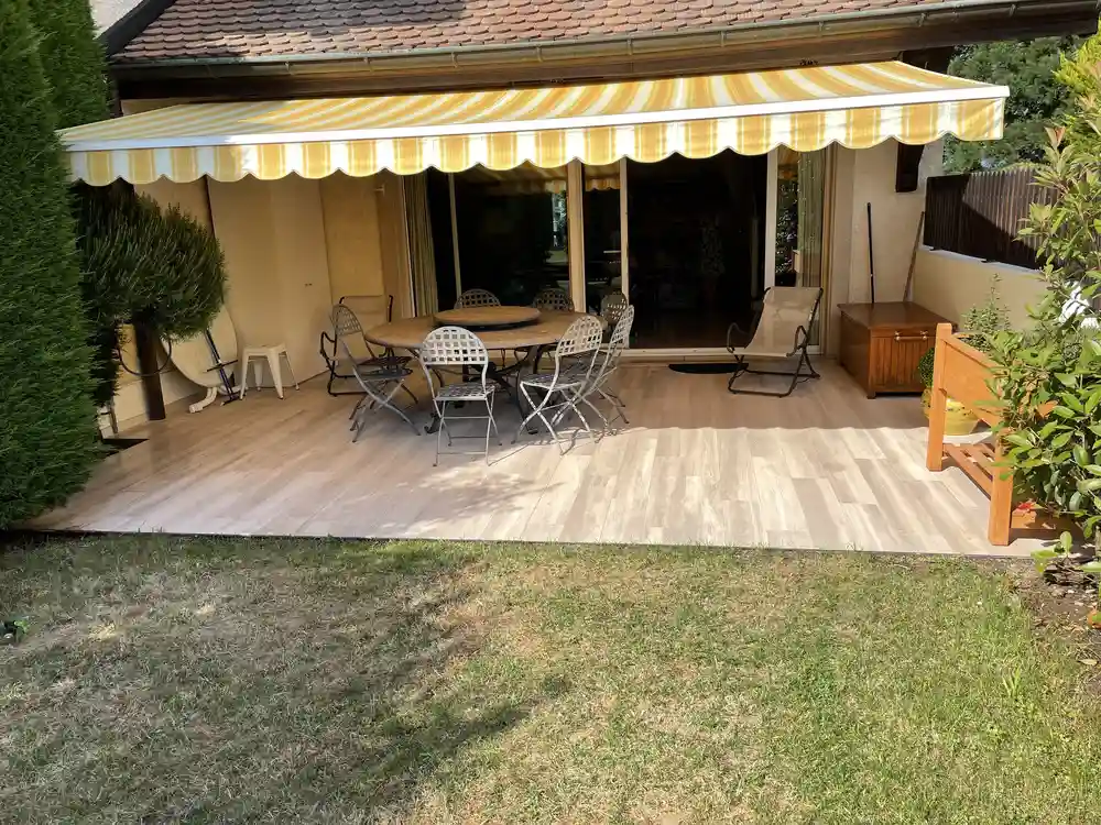 Terrase avec carrelage au sol type pierre naturelle_Cartigny