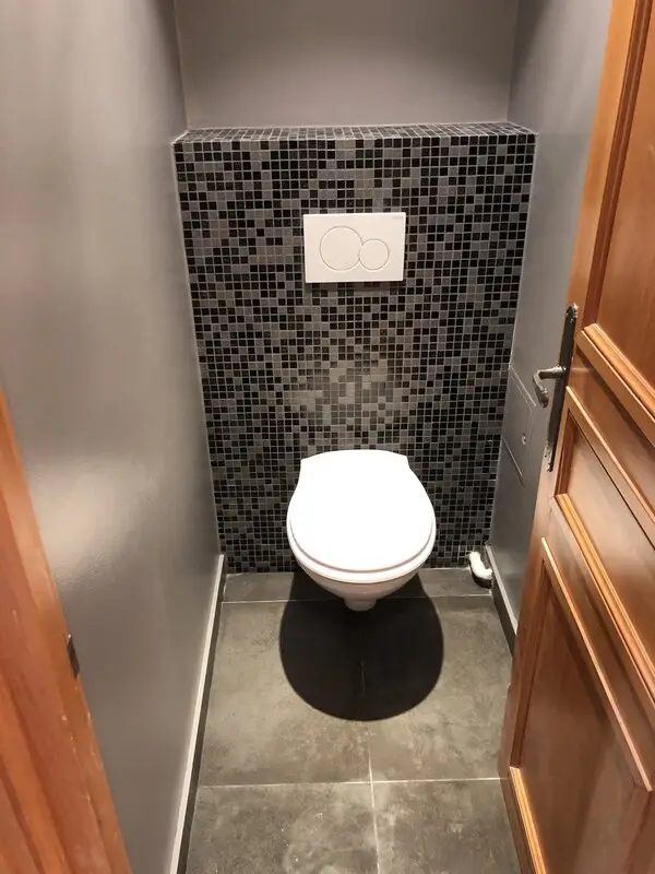 WC avec carrelage et faïence type mosaïque