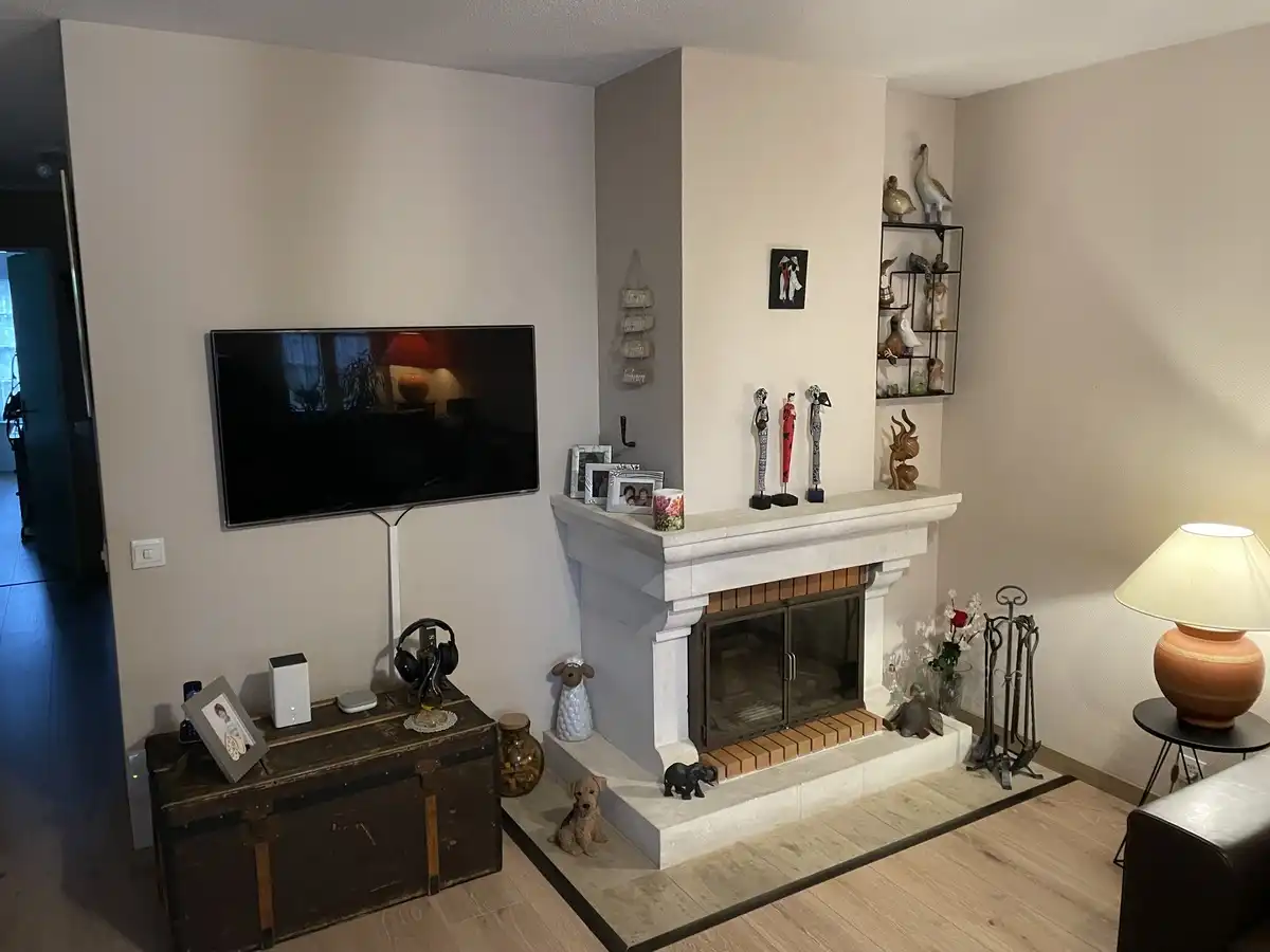 cheminée en pierre avec porte vitrée sur mesure