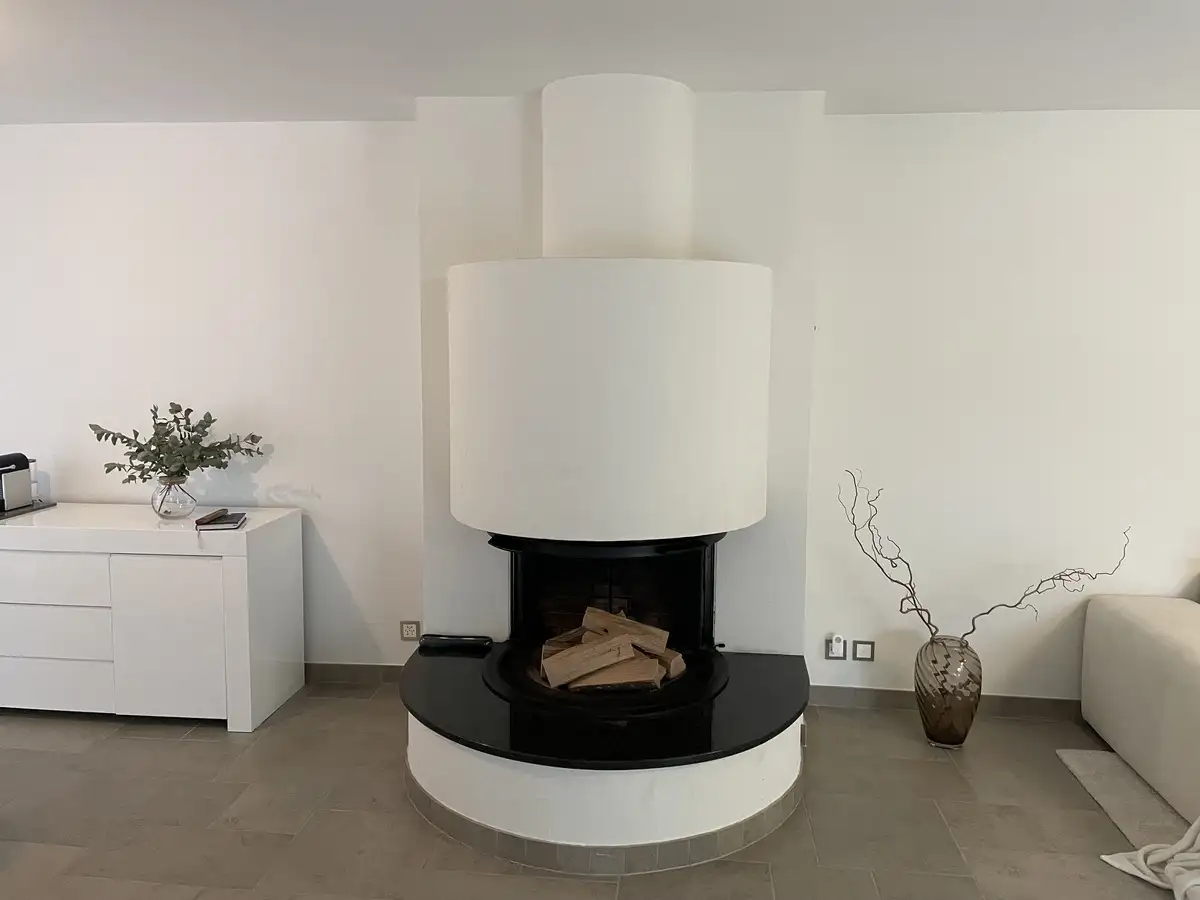 cheminée ronde avec tabllete en pierre-porte escamotable_Vandoeuvres